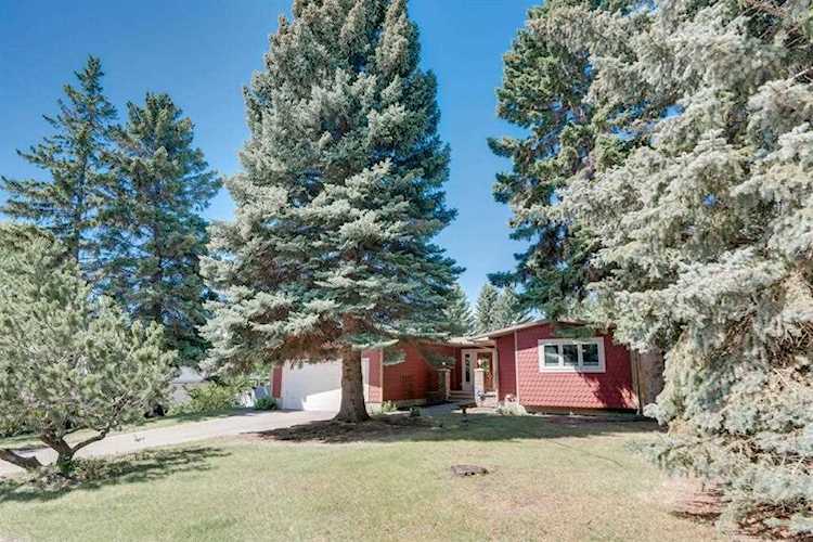 79 Calandar Rd NW Calgary, AB T2L 0P8