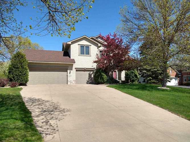 2932 Hillsview W Roseville, MN 55113