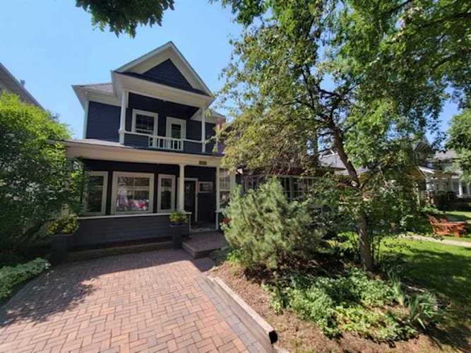 1715 13 Ave SW Calgary, AB T3C 0V1