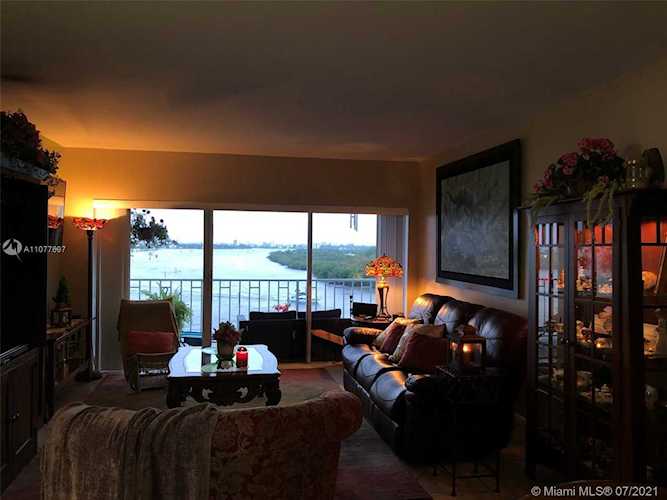 500 Bayview Dr #826 Sunny Isles Beach, FL 33160