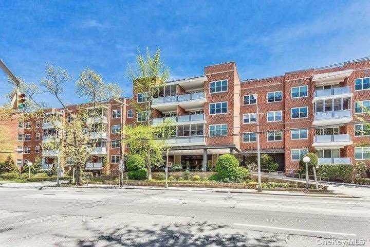1 Kensington Gate #Ph 18 Great Neck, NY 11021