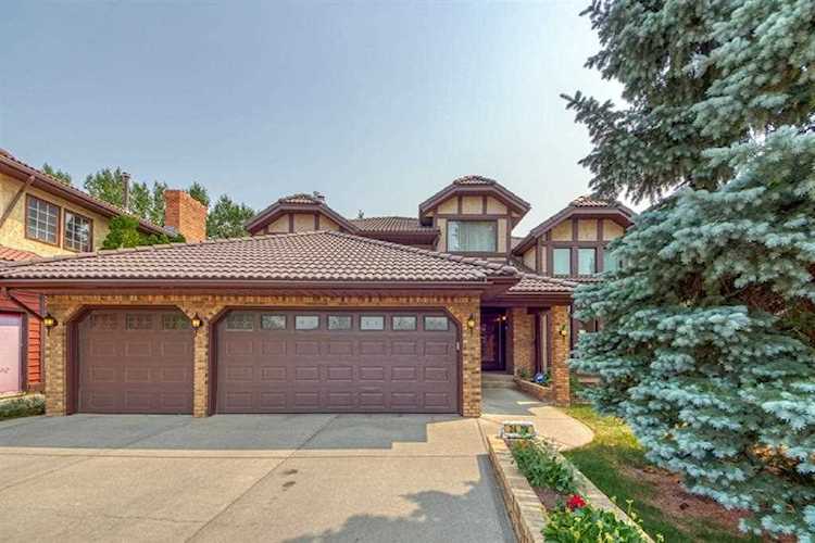 24 Edgepark Ct NW Calgary, AB T3A 4E6