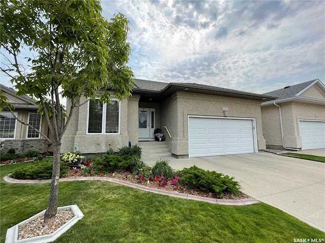 802 Heritage Crescent Saskatoon, SK S7H 5T3