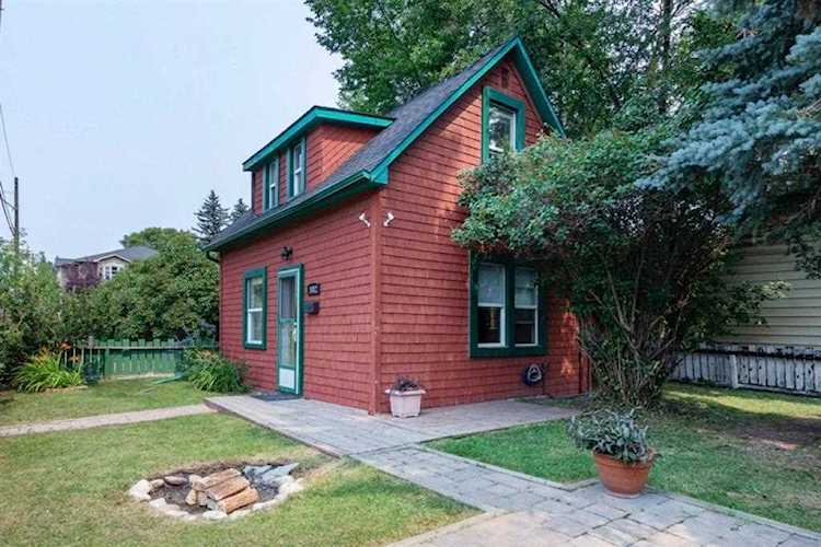 1812 9 St NW Calgary, AB T2M 3L7