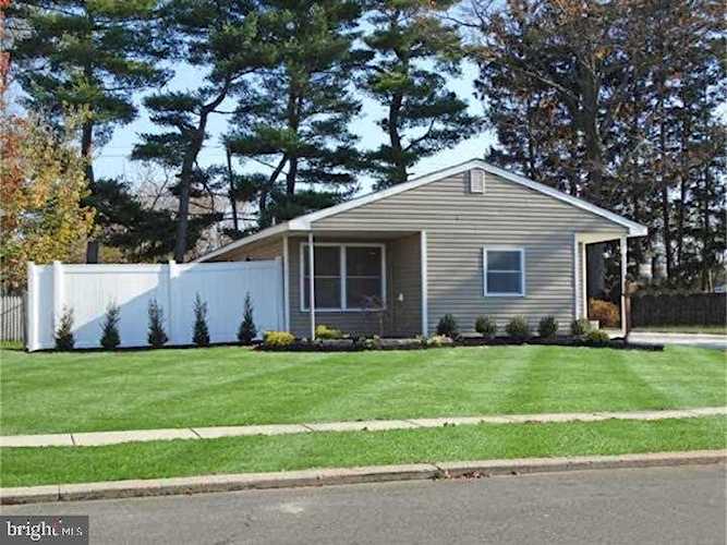 331 Lakeside Dr Levittown, PA 19054