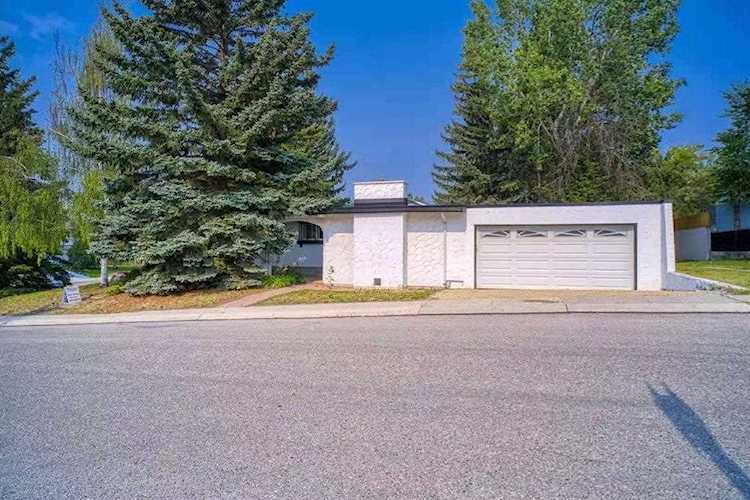 114 Dalgleish Bay NW Calgary, AB T3A 1K8