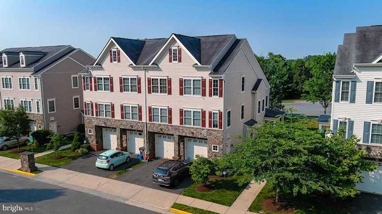 11262 Wortham Crest Circle Manassas, VA 20109 | MLS ® VAPW2002368 Photo 1