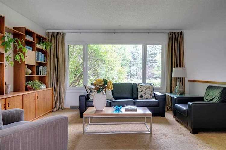 6839 Bow Crescent NW Calgary, AB T3B 2C9