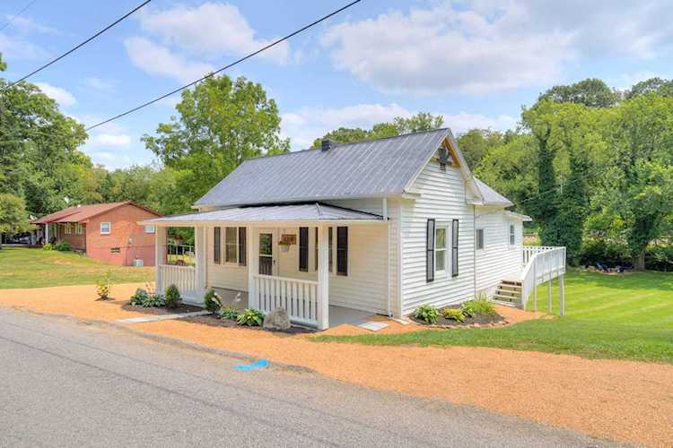 310 Lucas Christiansburg VA 24073 - MLS#882656 | RoanokeRealEstate.com Photo 1