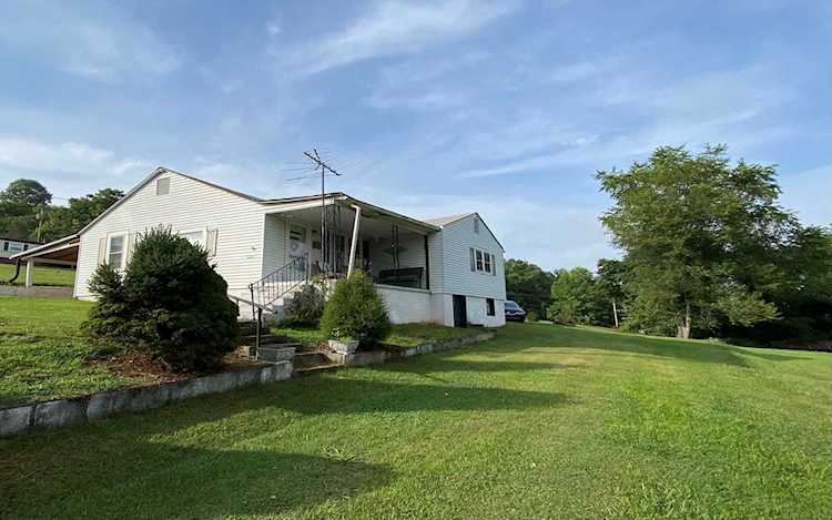 3391 Horseshoe Dr Kingsport, TN 37663
