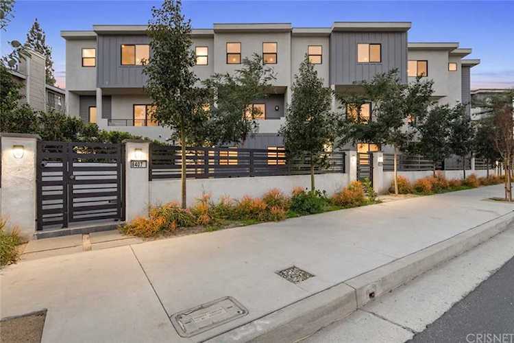 8406 Woodley Place North Hills, CA 91343