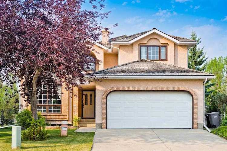111 Hampshire Ct NW Calgary, AB T3A 4Y3