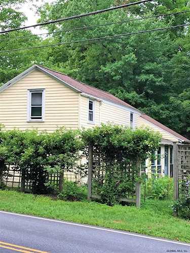 425 Feura Bush Rd Glenmont, NY 12077