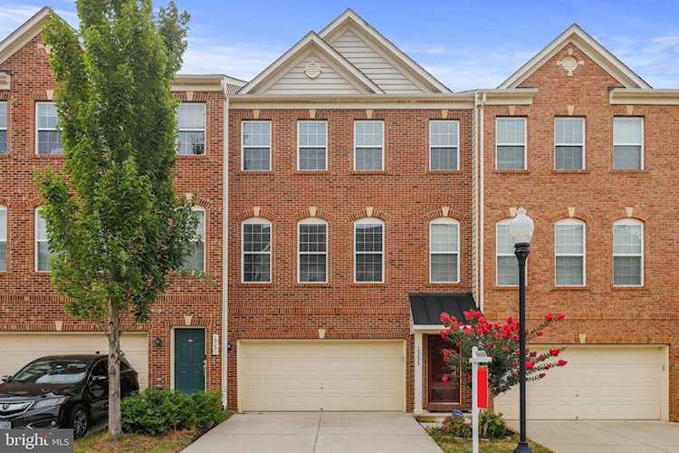 10233 Fountain Circle Manassas, VA 20110