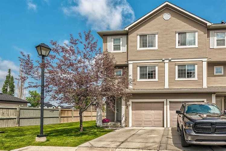 53 Copperfield Ct SE Calgary, AB T2Z 4Z3