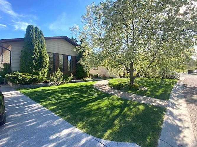 48 Bermondsey Crescent NW Calgary, AB T3K 1W2