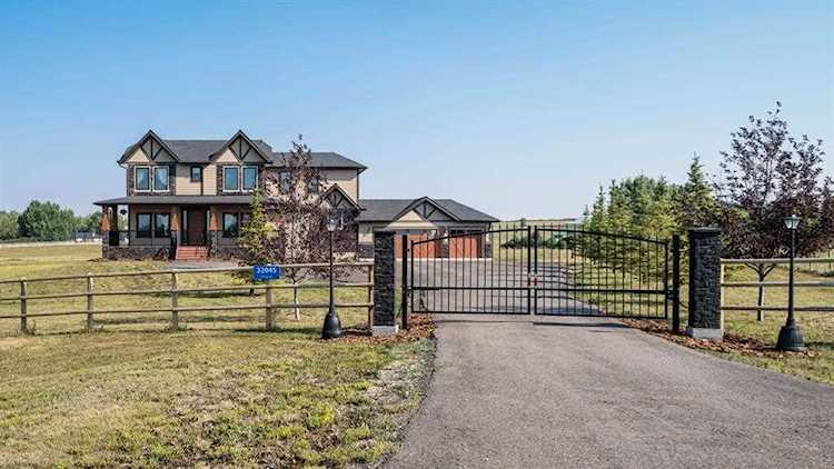 32045 276 Ave E De Winton, AB T1S 4N7
