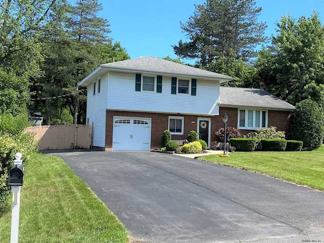 16 Sandra Sue Dr Loudonville, NY 12211