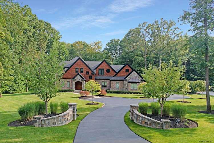 27 Saddle Creek Circle Rexford, NY 121481700