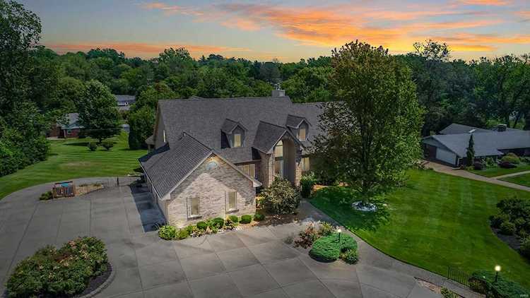 350 Hackmann Ln Creve Coeur, MO 63141