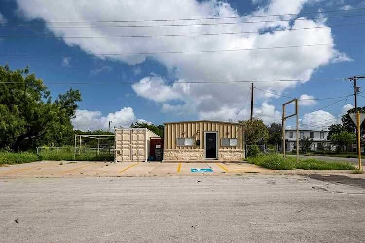 606 E 5th St Del Rio, TX 78840