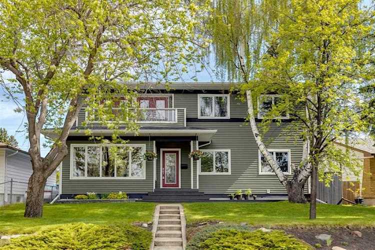 32 Collingwood Place NW Calgary, AB T2L 0P9