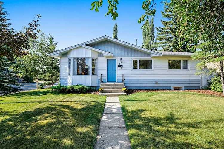 31 Windermere Rd SW Calgary, AB T3C 3K4