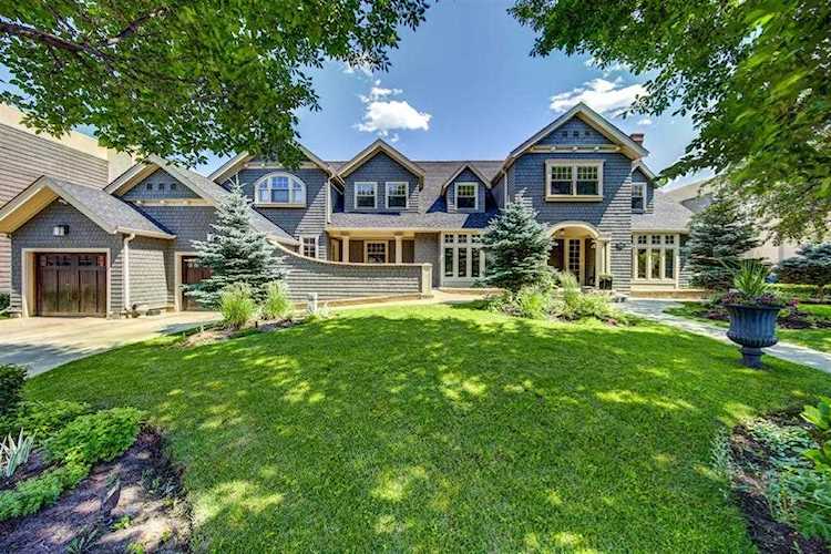 909 Ridge Rd SW Calgary, AB T2T 3E4