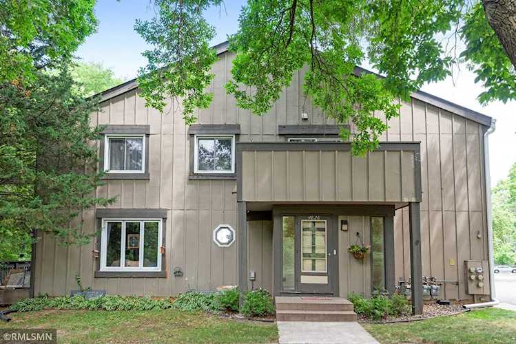 4828 Grenwich Way N Oakdale, MN 55128