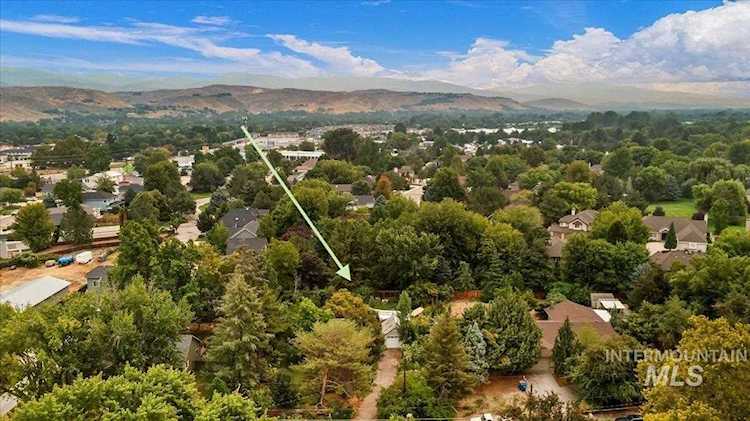 5746 N Bogart Ln Garden City, ID 83714