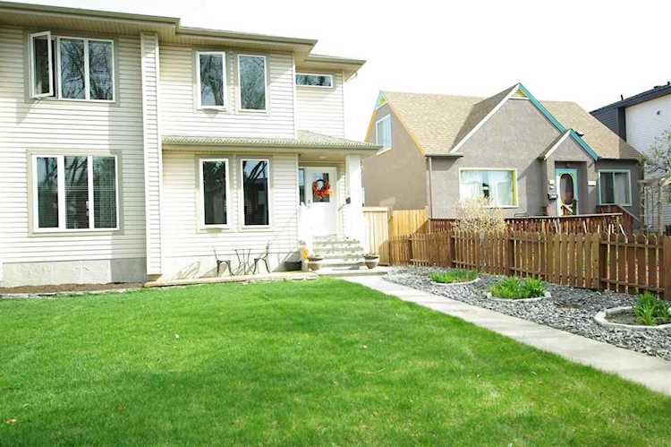 7738 81 Avenue Edmonton, AB T6C 0V5