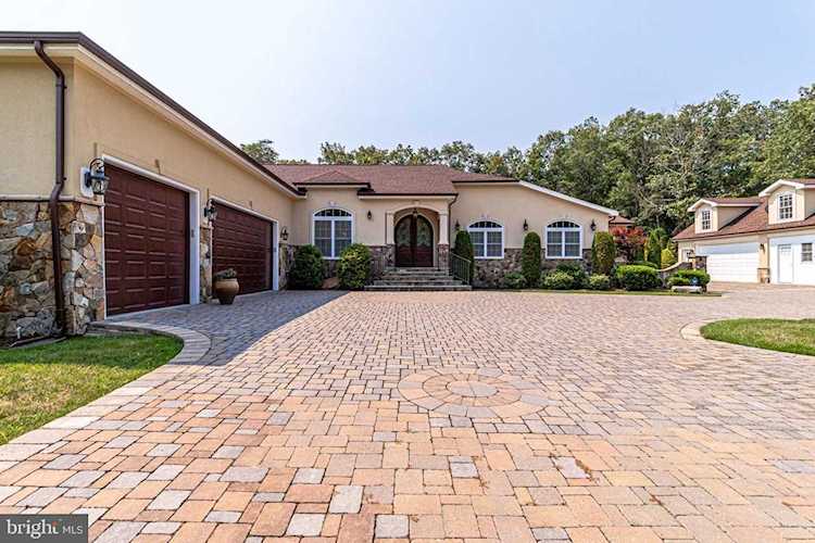 12501 Rochester Dr Fairfax, VA 22030