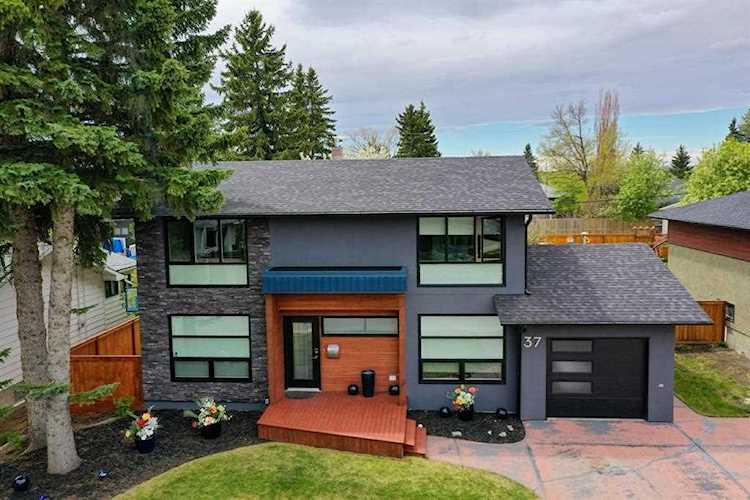 37 Roseview Dr NW Calgary, AB T2K 1N8