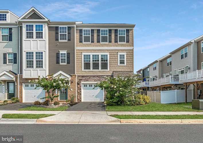 8532 Fortrose Dr Manassas, VA 20109 | MLS ® VAPW2004700 Photo 1