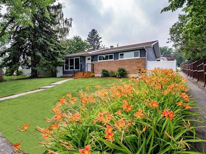 49 Warwick Dr SW Calgary, AB T3C 2R5
