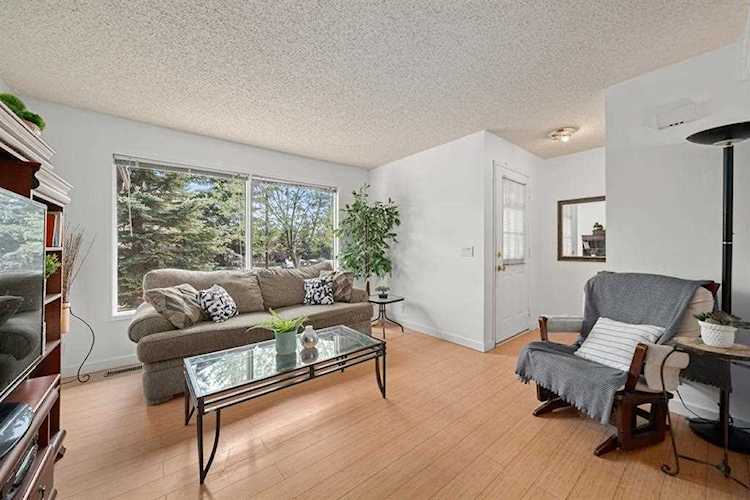 380 Bermuda Dr NW #29 Calgary, AB T3K 2B2