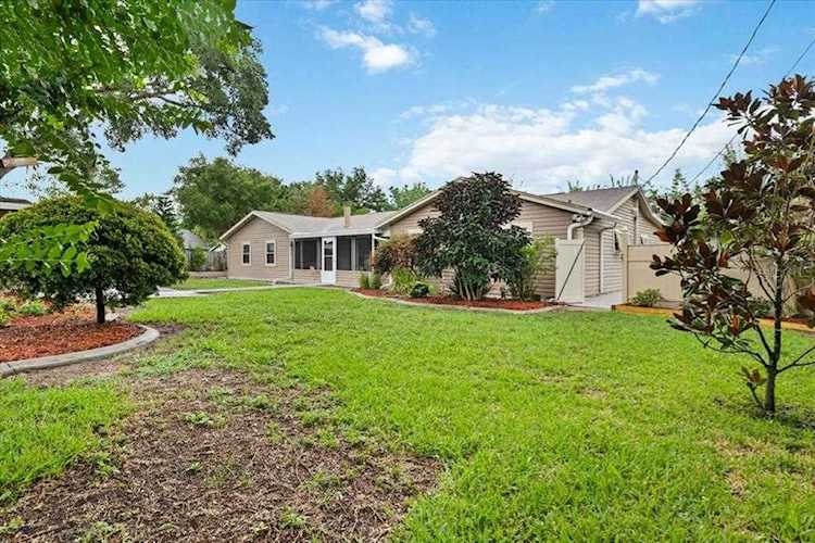 406 1st St Geneva, FL 32732