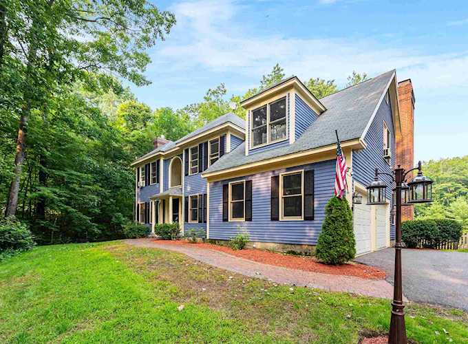 30 Lancaster Ln Bedford, NH 03110
