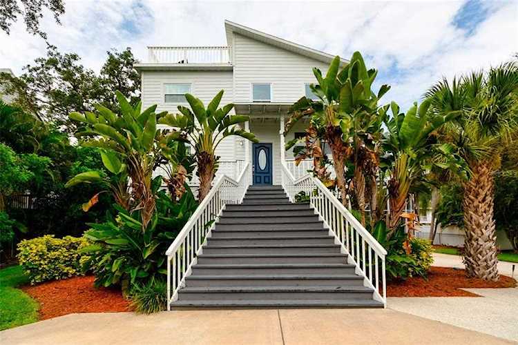 106 Peterson Ln Palm Harbor, FL 34683
