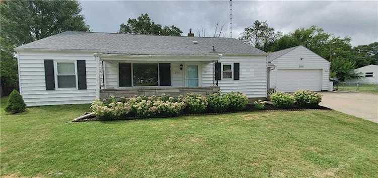 2100 E Grace Ct Muncie, IN 47302 | MLS 21809811 Photo 1
