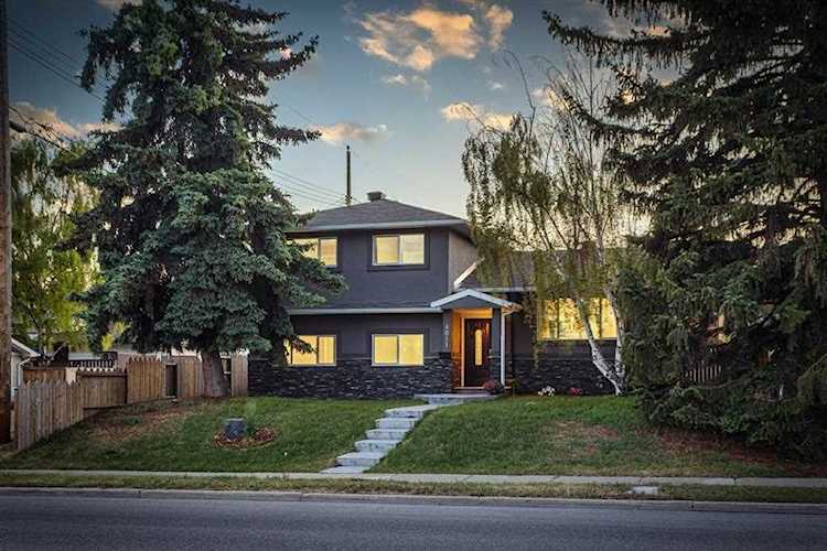 4011 Charleswood Dr NW Calgary, AB T2L 2E1