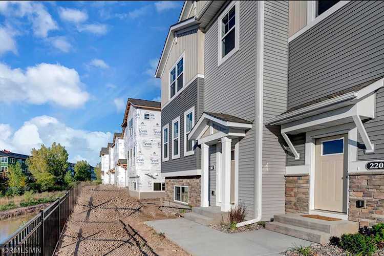 2207 Gateway Curve North Saint Paul, MN 55109