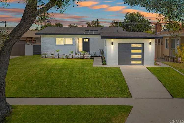 2416 Vuelta Grande Ave Long Beach, CA 90815