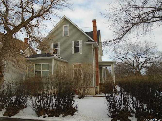 1005 NE 2nd Ave Moose Jaw, SK S6H 1C2