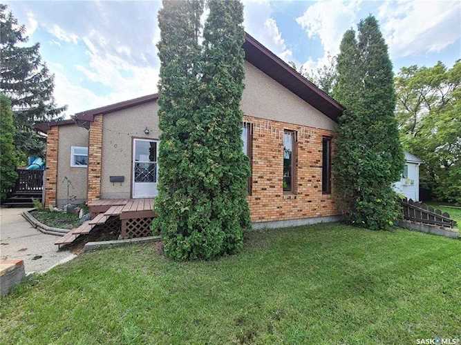 1057 W Lillooet St Moose Jaw, SK S6H 4Z9