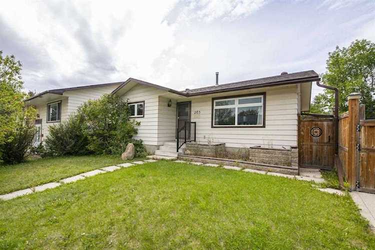 203 Fallswater Rd NE Calgary, AB T3J 1B2