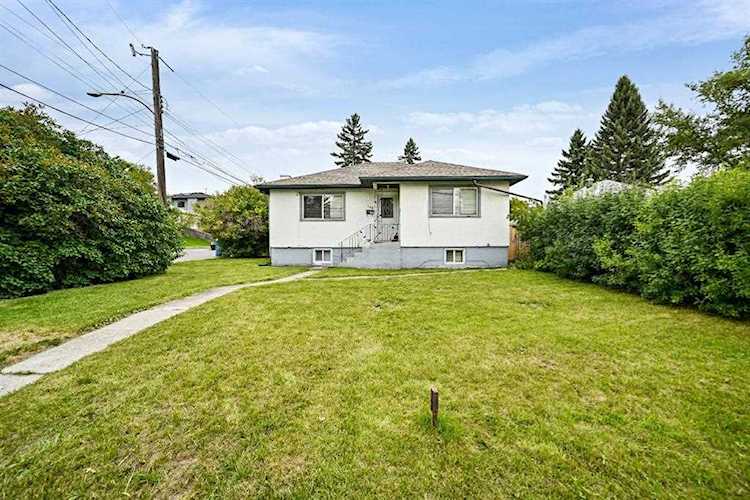 130 32 Ave NE Calgary, AB T2E 3A2