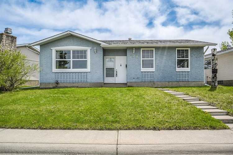 359 Penworth Way SE Calgary, AB T2A 4G1