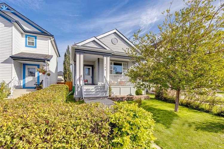 108 Evermeadow Manor SW Calgary, AB T2Y 4W7