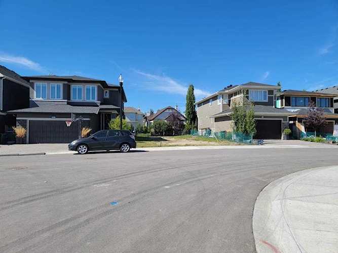 424 Discovery Place SW Calgary, AB T3H 6A2